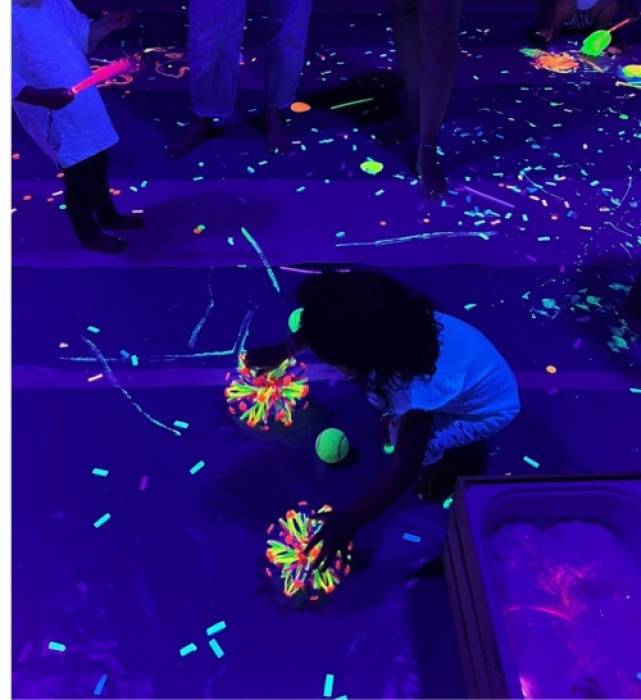 Ateliê sensorial luz ultravioleta e cores néon